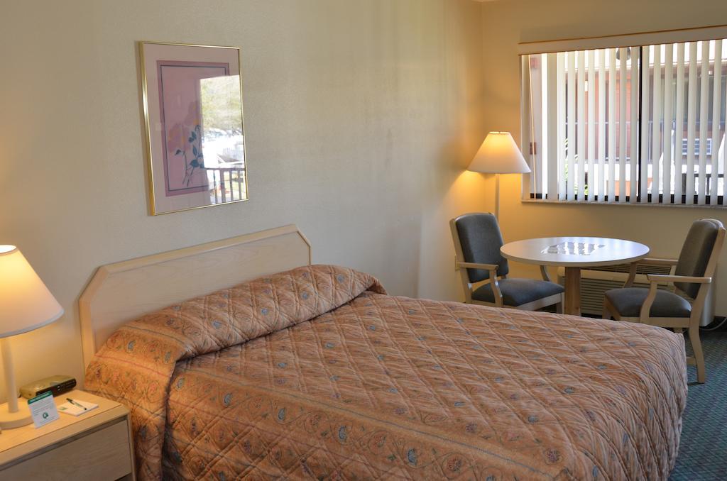 Cypress Cove Nudist Resort Poinciana Room photo
